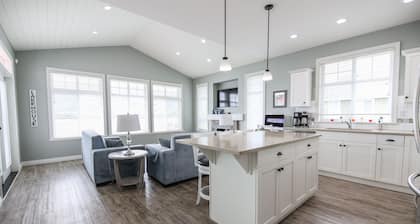 Large home 4 bed and 4 bath two separate suites home two kitchens water views