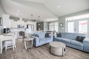 Interior - Large home 4 bed and 4 bath two separate suites home two kitchens water views (Osoyoos)