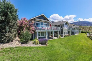 Exterior - Large home 4 bed and 4 bath two separate suites home two kitchens water views (Osoyoos)