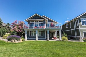 Exterior - Large home  4 bed and 4 bath two separate suites home two kitchens water views (Osoyoos)