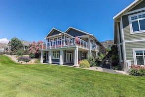 Exterior - Large home 4 bed and 4 bath two separate suites home two kitchens water views (Osoyoos)