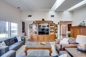 TV, fireplace, DVD player, books