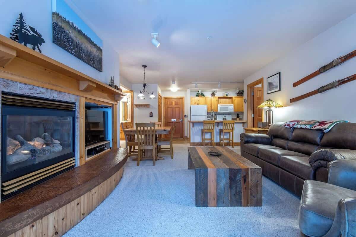 TV connectée, cheminée, livres