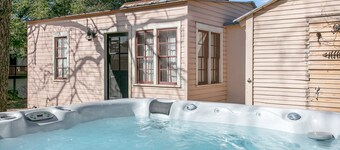 Friday Haus | 2/1 In Town | Hot Tub