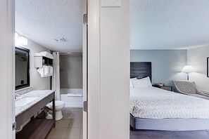 مكواة/لوح كي وخدمة الإنترنت وملاءات أسرّة