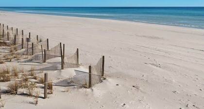 6-Seater Golf Cart & 4 Bikes! Walk to the Pool & Beach! - Happily Ours in Sereni