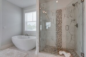 Douche, séchoir à cheveux, serviettes fournies