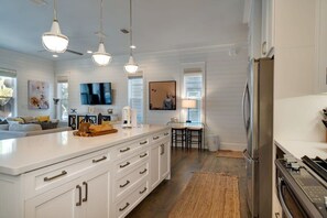 Kylskåp, mikrovågsugn, ugn och spishäll