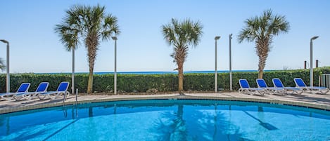 Een verwarmd zwembad