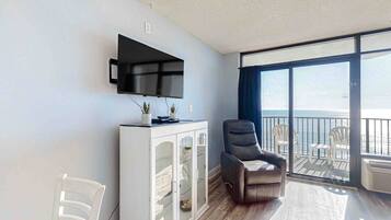 Televisie, een dvd-speler en een filmbibliotheek