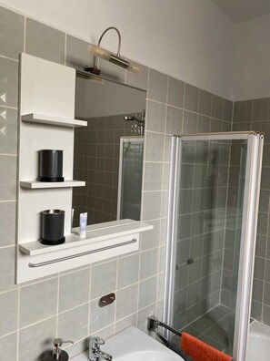 Hair dryer, towels - de Vriesen Huus, Deutschland (Sande)