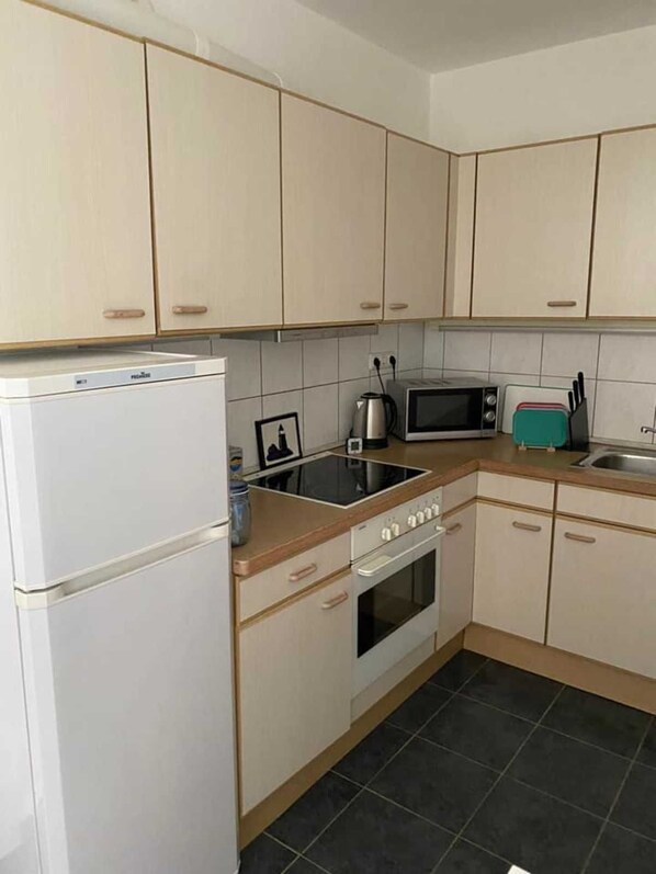Kühlschrank, Mikrowelle, Ofen, Geschirrspüler
