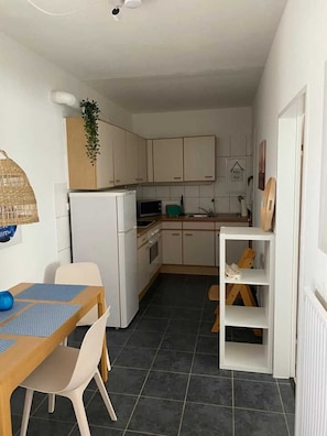 Fridge, microwave, oven, dishwasher - de Vriesen Huus, Deutschland (Sande)