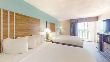 Een strijkplank/strijkijzer, internet, beddengoed