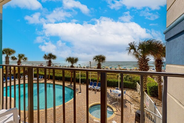 حمّام سباحة مُدفَّأ