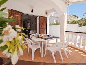 屋外ダイニングエリア