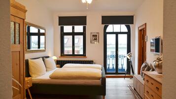 2 bedrooms, desk, WiFi, bed sheets