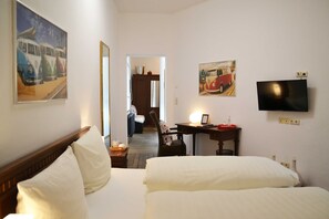 2 bedrooms, desk, WiFi, bed sheets