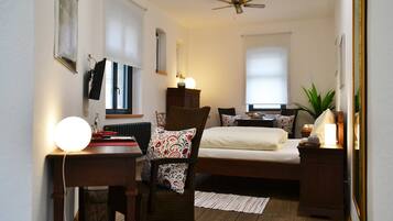 2 bedrooms, desk, WiFi, bed sheets