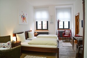 2 bedrooms, desk, WiFi, bed sheets