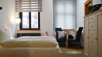 2 bedrooms, desk, WiFi, bed sheets