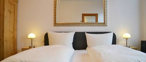 2 bedrooms, desk, WiFi, bed sheets