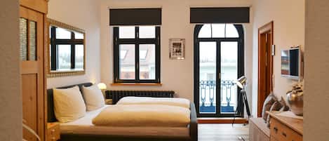 2 bedrooms, desk, WiFi, bed sheets