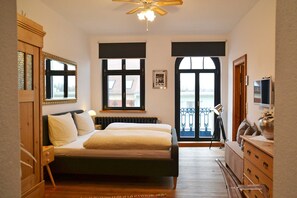 2 bedrooms, desk, WiFi, bed sheets