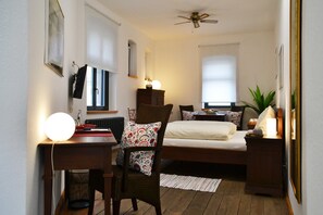 2 bedrooms, desk, WiFi, bed sheets