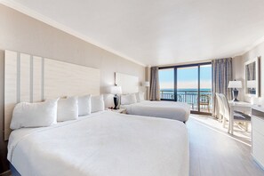 Tabla de planchar con plancha, internet y ropa de cama 