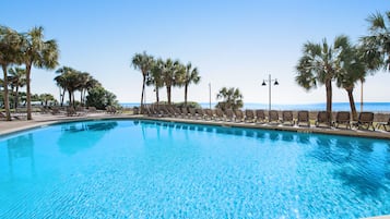 Innendørsbasseng og et oppvarmet basseng