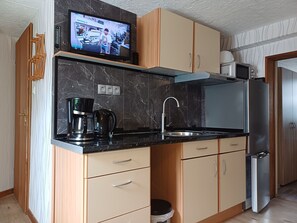 Réfrigérateur, four à micro-ondes, un four, bouilloire électrique