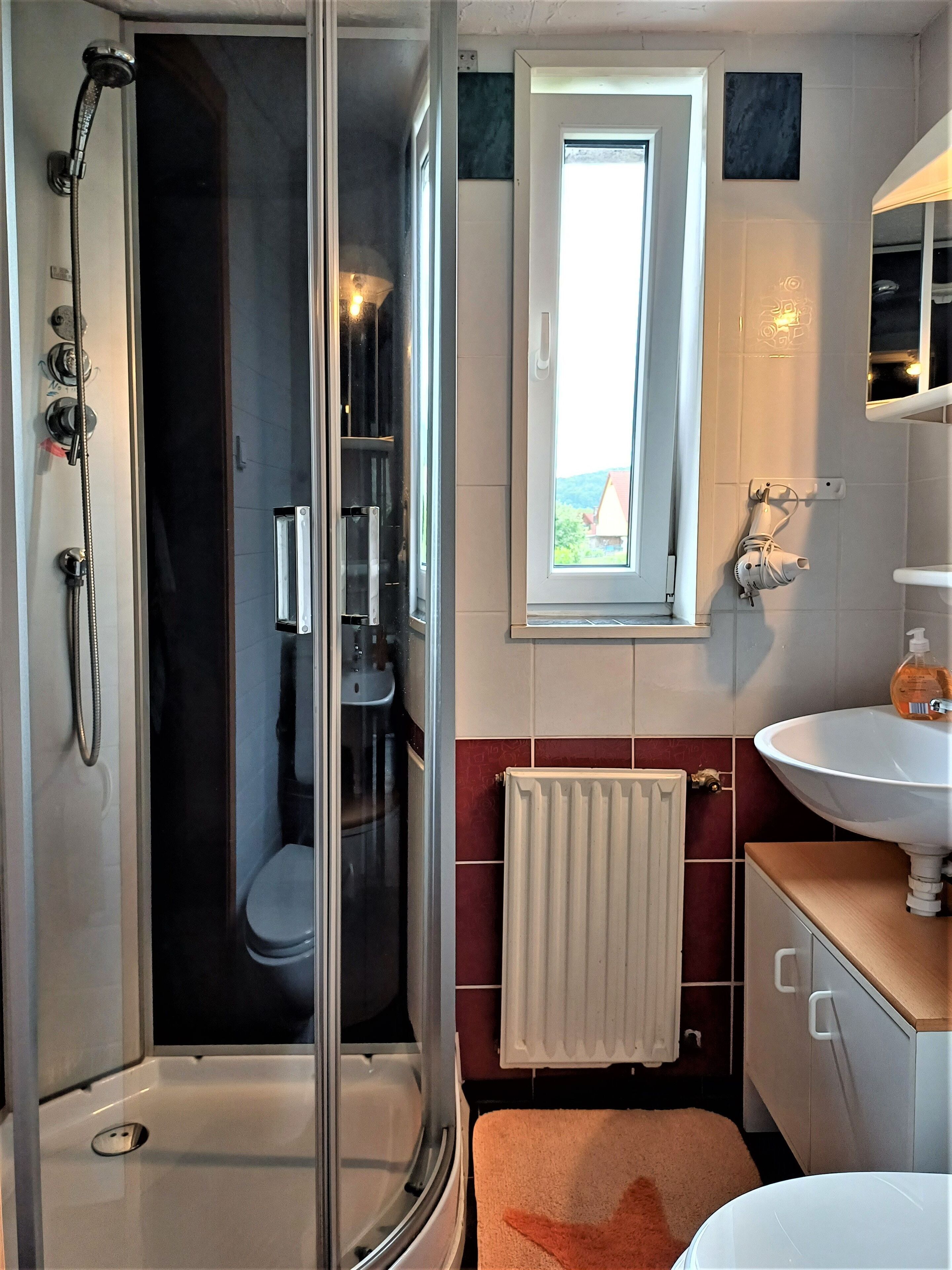 Dusche, Haartrockner, Handtücher