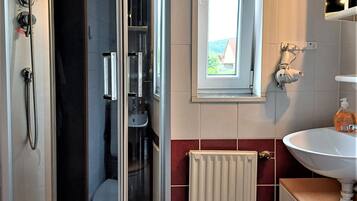 Dusche, Haartrockner, Handtücher