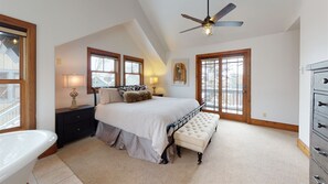 4 bedrooms, iron/ironing board, Internet, bed sheets
