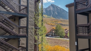 A modern building with a staircase and a view of a mountain. - Easy Mountain - Mt Crested Butte (Crested Butte)