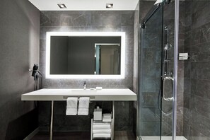 Bruser, brusehoved med spredningseffekt, designertoiletartikler