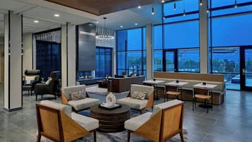 2 bars/lounges