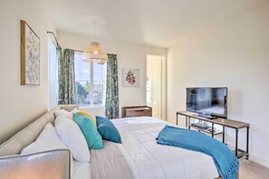 4 habitaciones, escritorio y tabla de planchar con plancha 