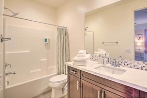 Amenidades de baño gratuitas, secadora de cabello, toallas 