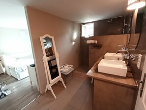 Douche, sĂšche-cheveux, savon, papier toilette