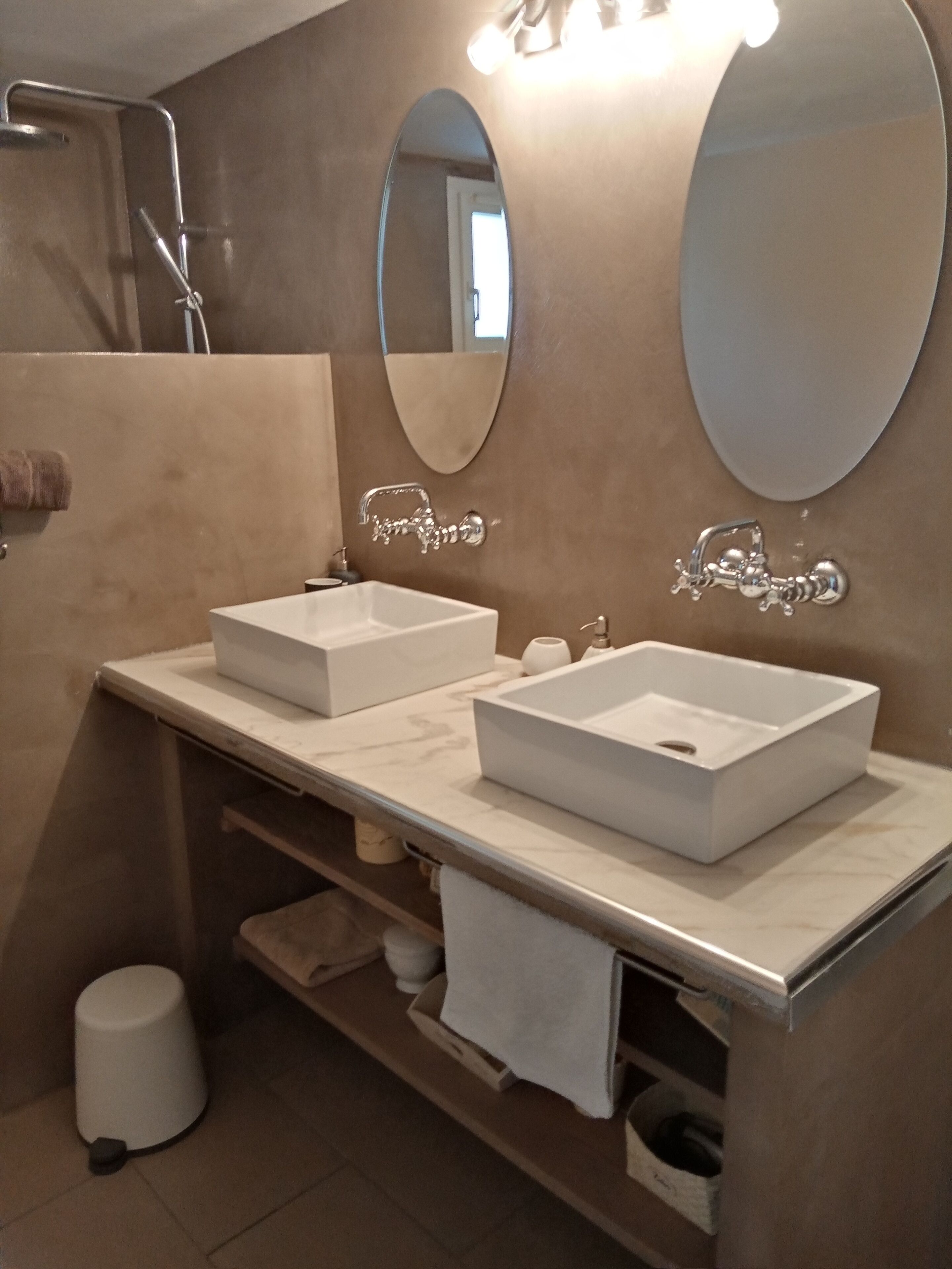 Douche, sèche-cheveux, savon, papier toilette