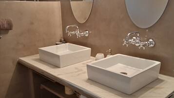 Douche, sĂšche-cheveux, savon, papier toilette