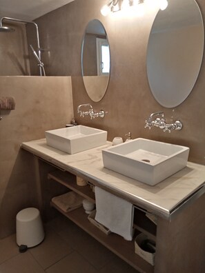 Douche, sèche-cheveux, savon, papier toilette