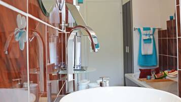 Haartrockner, Handtücher, Seife, Toilettenpapier