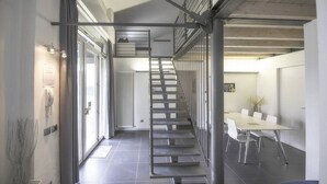 Ein modernes Interieur mit Treppe, Konferenzraum und Empfangsbereich.