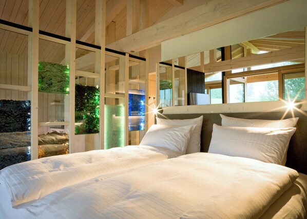 Chalet romántico | Área de sala de estar | Smart TV de 43 pulgadas con canales vía satélite, televisión y tablet 
