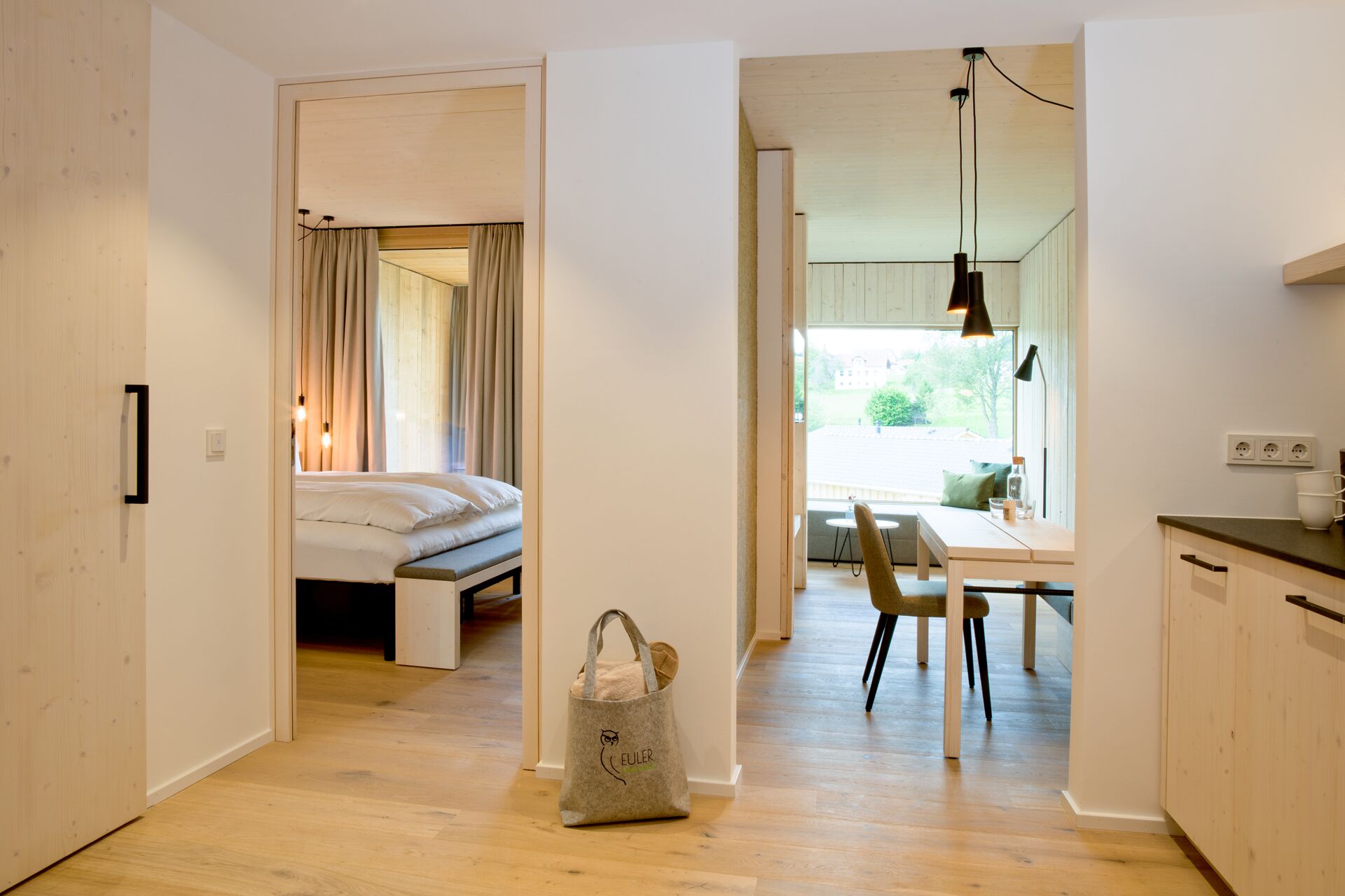 高档床上用品、羽绒被、迷你吧、客房内保险箱