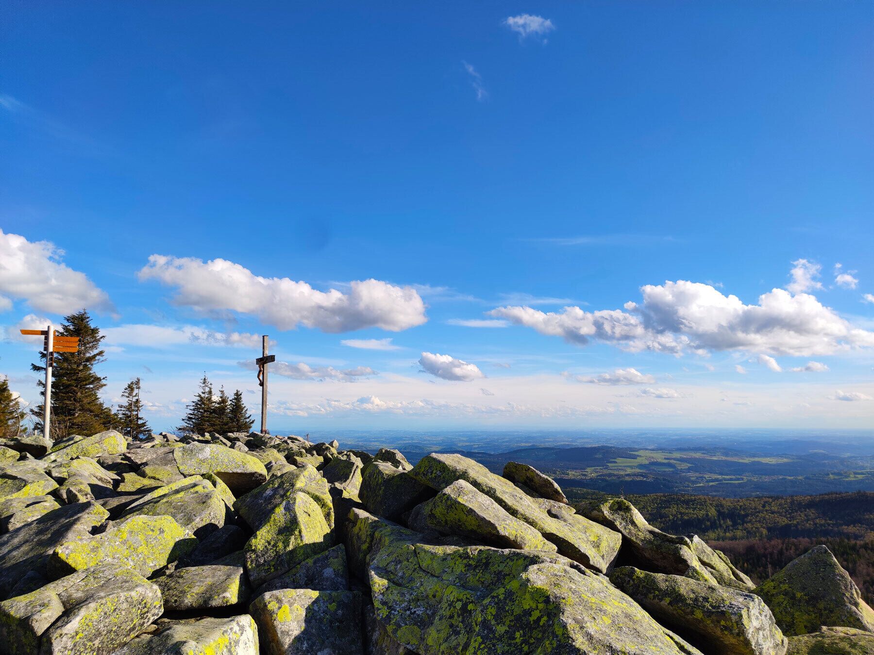 Paisaje montañoso y rocoso con cielo despejado y vistas panorámicas.