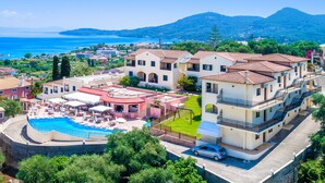 Une propriété située sur la côte, dotée d’une piscine, de plusieurs bâtiments et offrant une vue sur la mer.